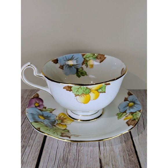 Vintage Bell China Fine Bone China Teacup and Saucer Set With Floral Pattern - Picture 4 of 7